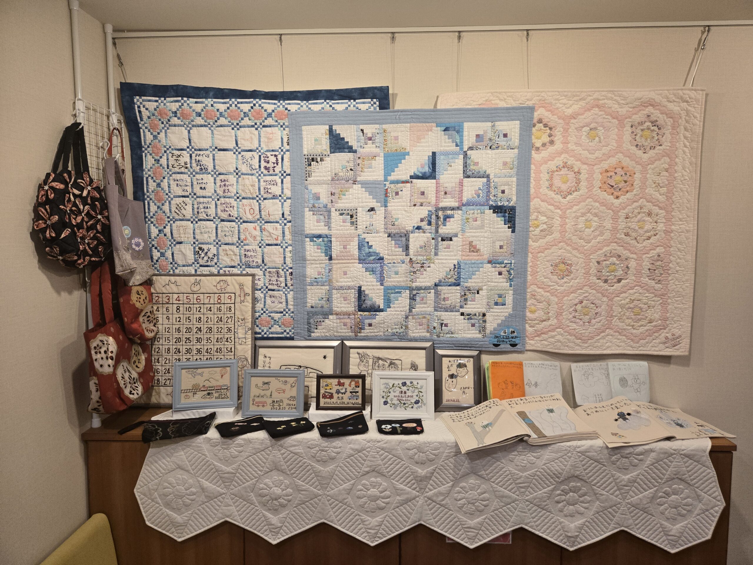 メモリアルキルト きんぽうげ 展示全景 ― パッチワークキルトと刺繍作品